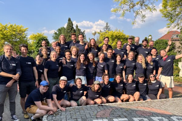 A group-photo of (almost) all 510 team members (as of summer 2023), all wearing a dark-blue 510 t-shirt.